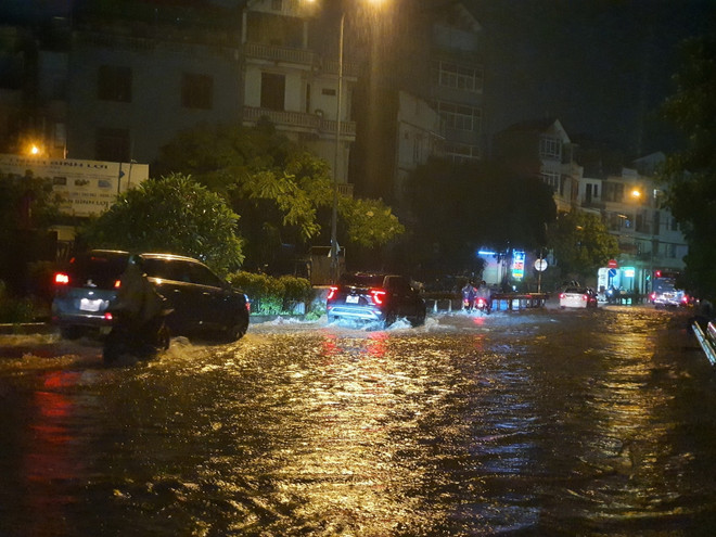 Nhiều tuyến đường phố ở thủ đô Hà Nội bị ngập do mưa lớn ảnh 3