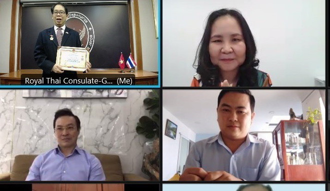 Trao kỷ niệm chương cho Tổng Lãnh sự Vương quốc Thái Lan tại TP.HCM ảnh 2