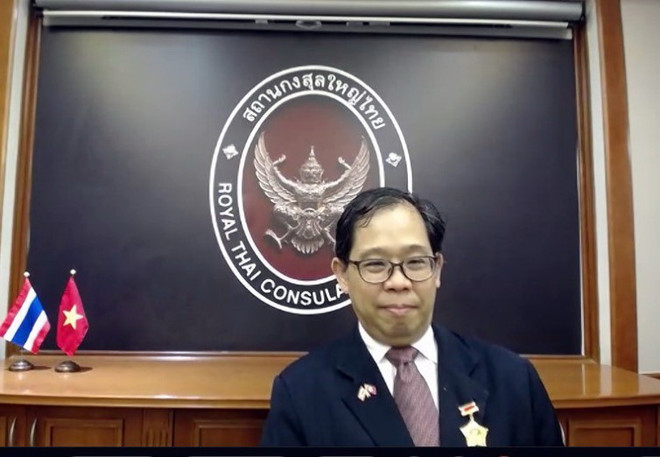 Trao kỷ niệm chương cho Tổng Lãnh sự Vương quốc Thái Lan tại TP.HCM ảnh 1