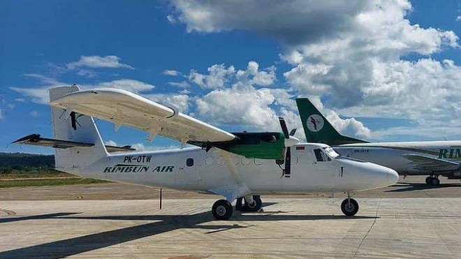 Máy bay của hãng Rimbun Air Cargo. (Nguồn: tribunnews) Indonesia: Tìm thấy máy bay chở hàng rơi tại vùng núi Wabu ảnh 1