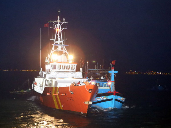 Cứu nạn kịp thời 6 ngư dân trên tàu đánh cá bị chìm ảnh 1