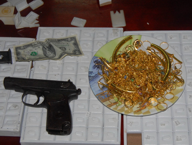 TP.HCM: Bắt nóng đối tượng sử dụng súng cướp tiệm vàng ảnh 1