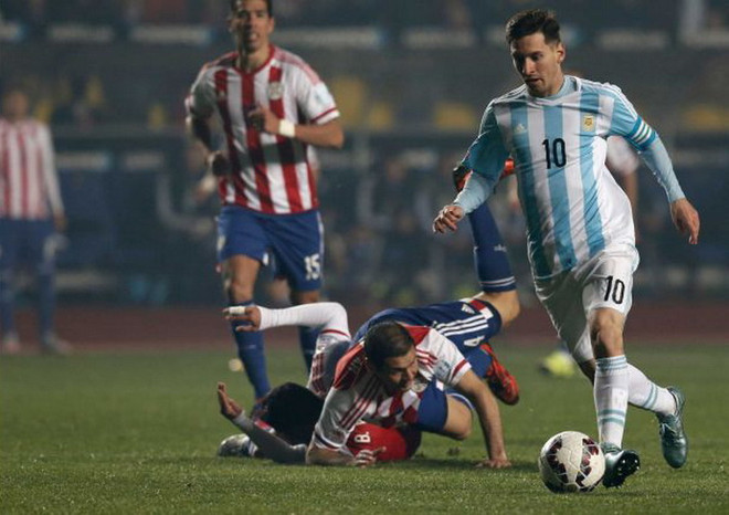 Messi xỏ háng tuyệt đỉnh khiến 2 cầu thủ đối phương ngã dúi dụi ảnh 1