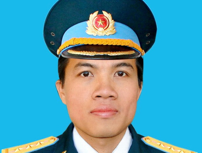 Trao quà của Phó Chủ tịch nước cho con liệt sỹ tổ bay CASA-212 ảnh 1