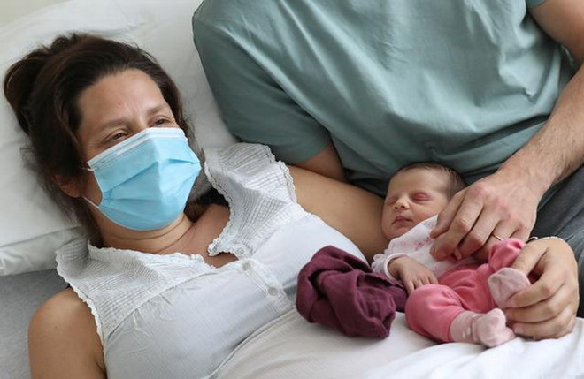 Thai phụ có thể truyền kháng thể ngừa virus SARS-CoV-2 cho thai nhi ảnh 1