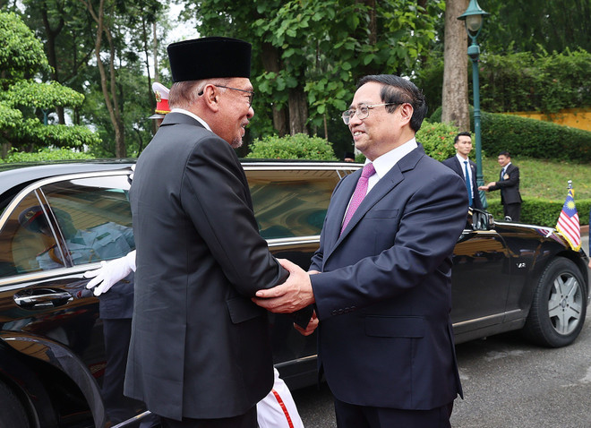 Thủ tướng Phạm Minh Chính đón Thủ tướng Malaysia thăm chính thức VN ảnh 1