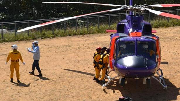 [Photo] Giải cứu 30 người nguy kịch vì núi lửa bất ngờ phun trào ảnh 3