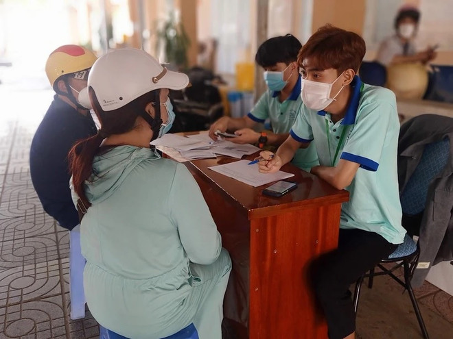 Thành viên Nhóm CAB hỗ trợ các khách hàng trong công tác phòng chống HIV/AIDS. (Ảnh: PV/Vietnam+) hiv-aids-3011.jpg