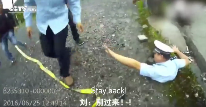 Cảnh sát được ca ngợi vì từ chối sự giúp đỡ trong lúc gặp nạn ảnh 1