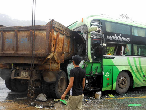 Xe khách đâm trực diện xe tải khiến 6 người bị thương nặng ảnh 1