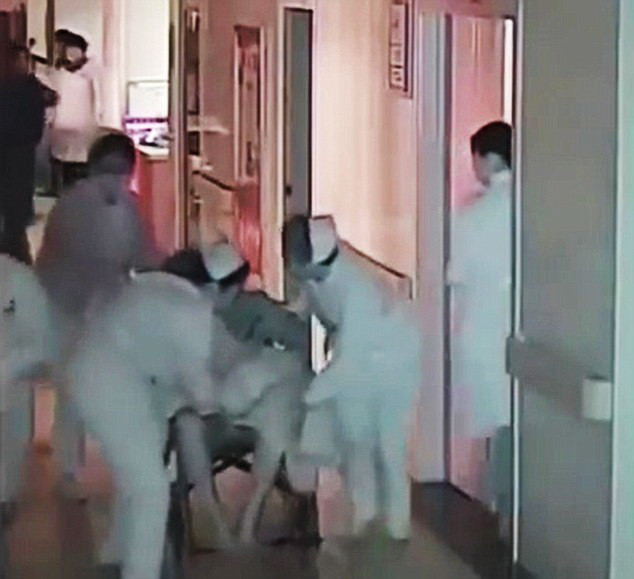 Trung Quốc: Bé sơ sinh tử vong do bị y tá kéo lê trên sàn nhà ảnh 2