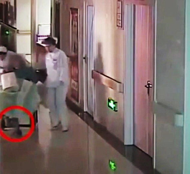 Trung Quốc: Bé sơ sinh tử vong do bị y tá kéo lê trên sàn nhà ảnh 1