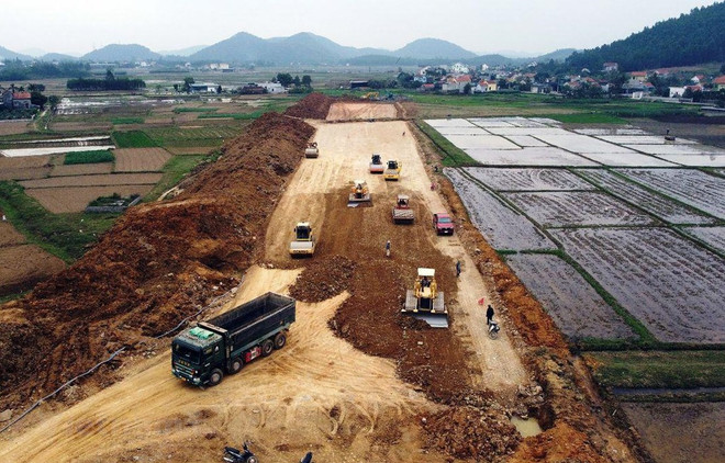 Nhà thầu thi công đoạn tuyến cao tốc Bắc-Nam phía Đông. (Ảnh: Huy Hùng/Vietnam+) Vì sao giá vật liệu xây dựng được dự báo tăng mạnh trong quý 3/2023? ảnh 1