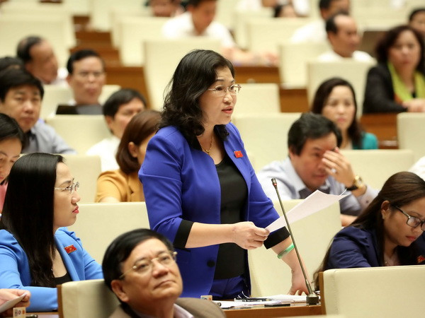 Đại biểu Quốc hội tỉnh Bắc Kạn Phương Thị Thanh chất vấn thành viên Chính phủ. Ảnh: Phương Hoa – TTXVN Chính phủ thẳng thắn và cầu thị, đi thẳng vào vấn đề cử tri quan tâm ảnh 2