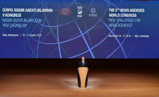 Tổng thống Azerbaijan Ilham Aliyev phát biểu khai mạc Đại hội. (Nguồn: AZERTAC) Thách thức mới đối với các hãng thông tấn trong thời kỳ chuyển đổi ảnh 1