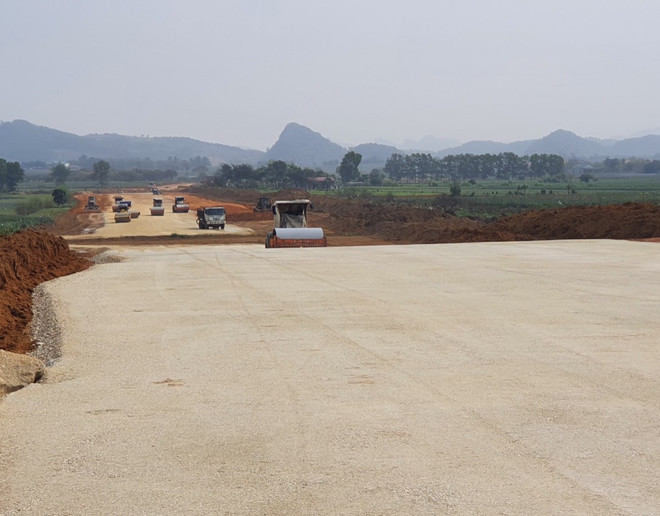 Dự án cao tốc Bắc-Nam là công trình trọng điểm và liên tục được Bộ Giao thông Vận tải đốc thúc tiến độ thi công. (Ảnh: Việt Hùng/Vietnam) Bộ GTVT: Nhiều dự án giao thông đang bị mặt bằng 'ngâm' tiến độ ảnh 1