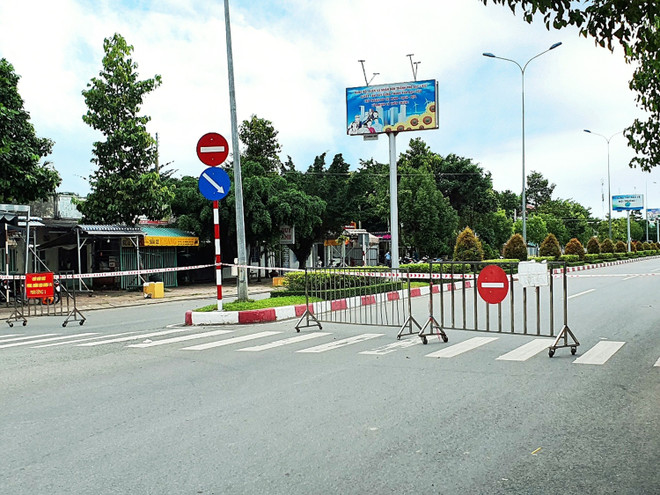 Một chốt kiểm soát dịch trên địa bàn thành phố Bạc Liêu. (Ảnh: TTXVN phát) Bạc Liêu thêm cơ sở điều trị, Trà Vinh tiếp nhận thiết bị chống dịch ảnh 1