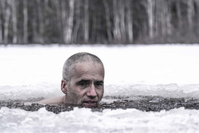 Người đàn ông Lithuania lập kỷ lục khi ngồi trong đá lạnh suốt 3 giờ ảnh 1