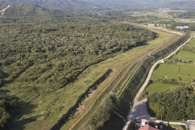 Quang cảnh Khu phi quân sự liên Triều (DMZ) ở biên giới hai miền Triều Tiên, tại Cheorwon, tỉnh Gangwon, Hàn Quốc. (Ảnh: Yonhap/ TTXVN) Triều Tiên tuyên bố 'không bao giờ đối thoại' với Hàn Quốc ảnh 1