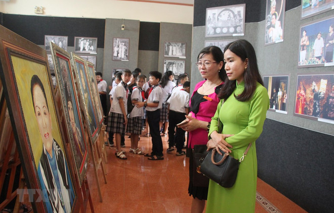 Trưng bày chuyên đề 'Từ đờn ca tài tử đến sân khấu cải lương Nam Bộ'. (Ảnh: Lê Thúy Hằng/TTXVN) TP.HCM: Loay hoay xóa bỏ khái niệm “cũ và chán” cho bảo tàng ảnh 1