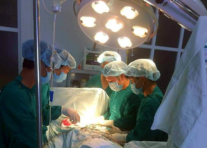 Vấp ngã khi cầm bát cơm, bé gái 2 tuổi bị mảnh sành đâm thủng cổ ảnh 1