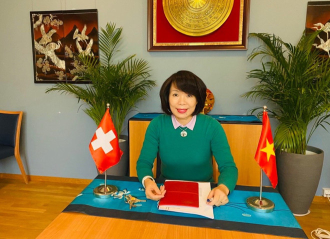 Đại sứ Việt Nam tại Thụy Sĩ Lê Linh Lan. (Ảnh: Tố Uyên/TTXVN) Việt Nam thảo luận về khả năng hợp tác với Tập đoàn dược phẩm Roche ảnh 1