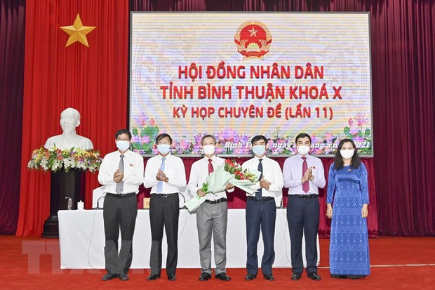 Ông Phan Văn Đăng (thứ 3 từ phải sang) được bầu làm Phó Chủ tịch UBND tỉnh Bình Thuận. (Ảnh: Hồng Hiếu/TTXVN) Phê chuẩn kết quả bầu bổ sung Phó Chủ tịch UBND tỉnh Bình Thuận ảnh 1