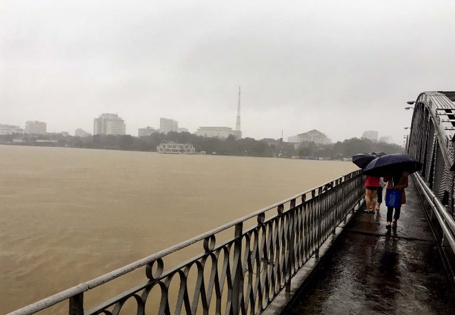 Các tỉnh miền Bắc trời lạnh, miền Trung tiếp tục có mưa và lũ lớn ảnh 1