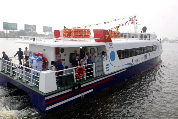 Tàu cao tốc Thành phố Hồ Chí Minh-Cần Giờ-Vũng Tàu xuất bến tại ga Bạch Đằng. (Ảnh : Hoàng Hải/TTXVN) TP.HCM: Tàu cao tốc tại bến Bạch Đằng được gia hạn hoạt động đến 30/12 ảnh 1