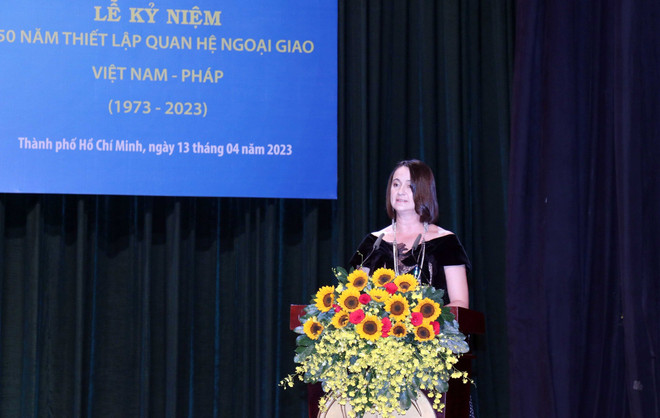 Bà Emmanuelle Pavillon Grosser, Tổng lãnh sự Cộng hòa Pháp tại Thành phố Hồ Chí Minh phát biểu tại lễ kỷ niệm. (Ảnh: Xuân Khu/TTXVN) Kỷ niệm 50 năm thiết lập quan hệ ngoại giao Việt Nam-Pháp tại TP.HCM ảnh 3
