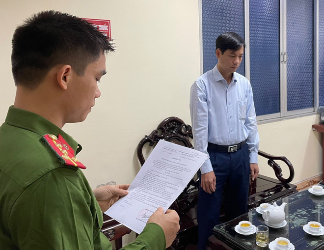 Công an tỉnh Cao Bằng đọc lệnh bắt tạm giam ông Nguyễn Trọng Phùng, Phó Giám đốc Sở tài nguyên và môi trường Cao Bằng. (Ảnh: TTXVN phát) Cao Bằng: Bắt tạm giam Phó Giám đốc Sở Tài nguyên và Môi trường ảnh 1