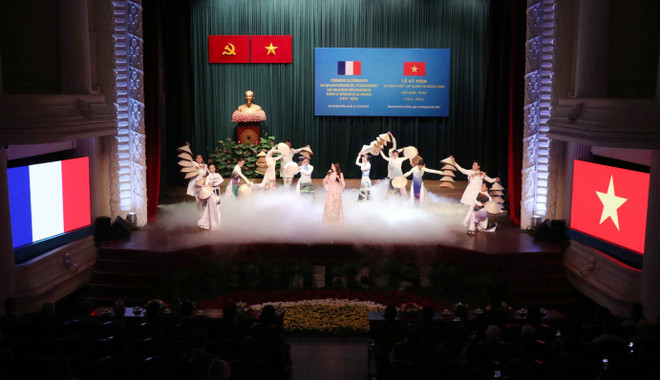 Chương trình biểu diễn văn nghệ chào mừng tại lễ kỷ niệm 50 năm thiết lập quan hệ ngoại giao Việt Nam-Pháp ở Thành phố Hồ Chí Minh . (Ảnh: Xuân Khu/TTXVN) Kỷ niệm 50 năm thiết lập quan hệ ngoại giao Việt Nam-Pháp tại TP.HCM ảnh 1