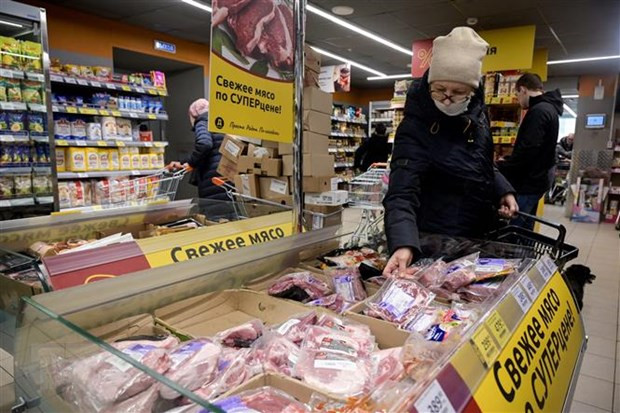 Người dân mua sắm tại một siêu thị ở Moskva, Nga. (Ảnh: AFP/TTXVN) Nga: Tỷ lệ lạm phát lần đầu tiên giảm xuống dưới mức 4% ảnh 1