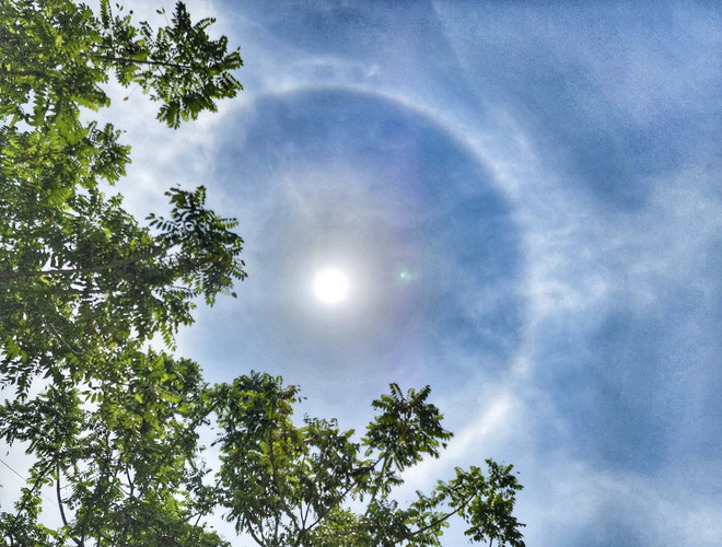 Quầng Mặt Trời bất ngờ xuất hiện giữa trưa ở thành phố Điện Biên ảnh 1