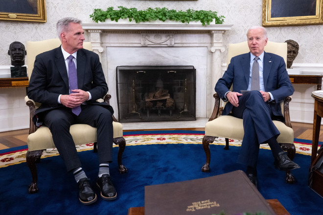 Tổng thống Mỹ Joe Biden (phải) và Chủ tịch Hạ viện Kevin McCarthy tại cuộc gặp ở Nhà Trắng ngày 22/5. (Ảnh: AFP/TTXVN) Đàm phán Tổng thống Mỹ và Chủ tịch Hạ viện chưa đạt được thỏa thuận ảnh 1