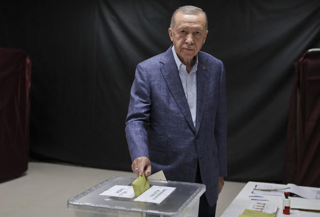 Đương kim Tổng thống Thổ Nhĩ Kỳ Tayyip Erdogan bỏ phiếu bầu Tổng thống và Quốc hội. (Ảnh: AFP/TTXVN) Tổng thống Thổ Nhĩ Kỳ để ngỏ mục tiêu sửa đổi Hiến pháp ảnh 1