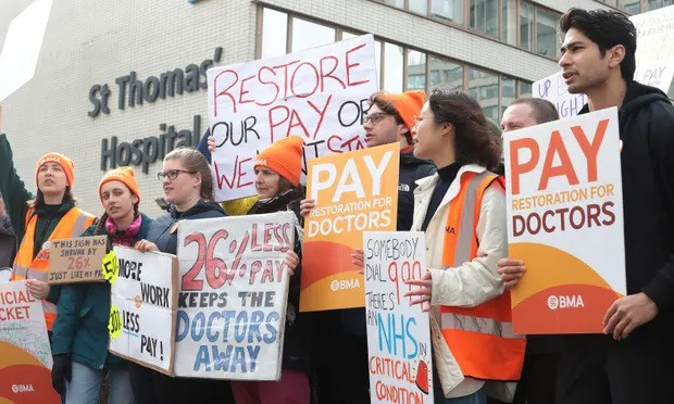 Bác sỹ trẻ ở Anh tiếp tục tổ chức đình công đòi tăng lương ảnh 1