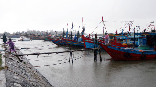Quảng Ngãi kêu gọi tàu, thuyền di chuyển ra khỏi vùng nguy hiểm ảnh 1