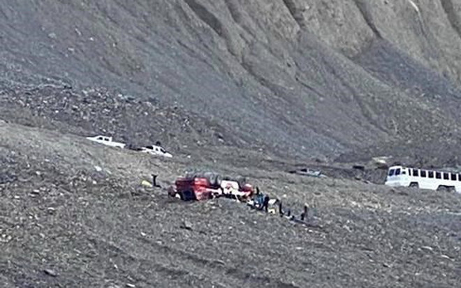 Canada: Lật xe buýt tham quan sông băng, 3 du khách thiệt mạng ảnh 1