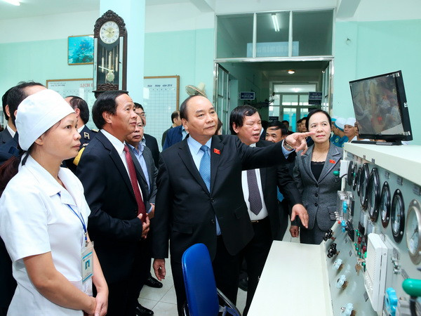 Thủ tướng Nguyễn Xuân Phúc thăm phòng điều trị bằng oxy cao áp tại Viện Y học Biển Việt Nam. (Ảnh: Thống Nhất/TTXVN) Thủ tướng yêu cầu làm rõ cơ chế cấp cứu cho ngư dân vùng biển ảnh 1