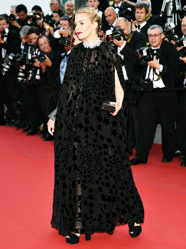 Thu chớm lạnh, thời trang đầm đen dáng dài lên ngôi mùa 2015 ảnh 7