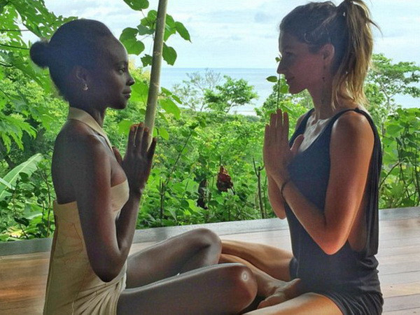 Cựu siêu mẫu Gisele Bundchen tái xuất sau tin đồn nâng ngực ảnh 1