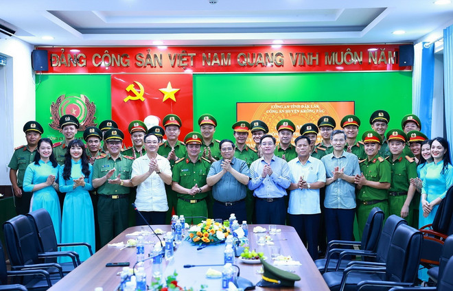 Thủ tướng Phạm Minh Chính với cán bộ, chiến sỹ Công an huyện Krông Pắk (Đắk Lắk). (Ảnh: Dương Giang/TTXVN) ttxvn_thu tuong cong an dak lak (1).jpg