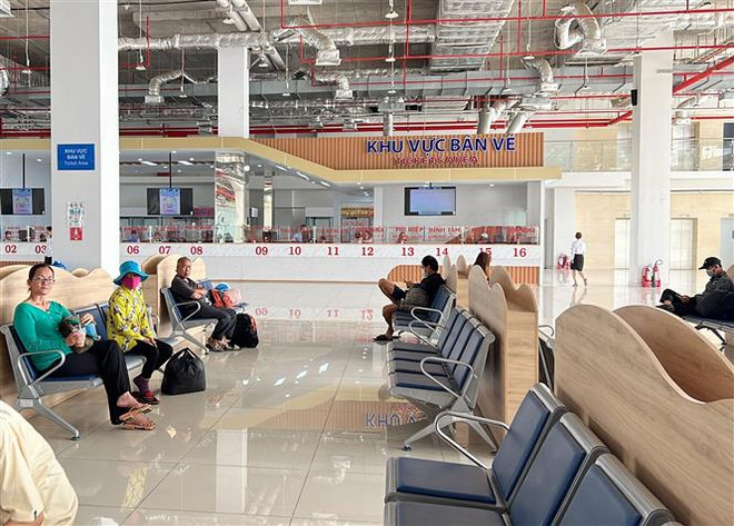 Trong khi “xe dù, bến cóc” hoạt động sôi nổi bên ngoài, thì Bến xe miền Đông mới được đầu tư hiện đại lại khá vắng khách. (Ảnh: TTXVN phát) TP.HCM: "Xe dù, bến cóc" vẫn lấn át các bến xe chính thức ảnh 2
