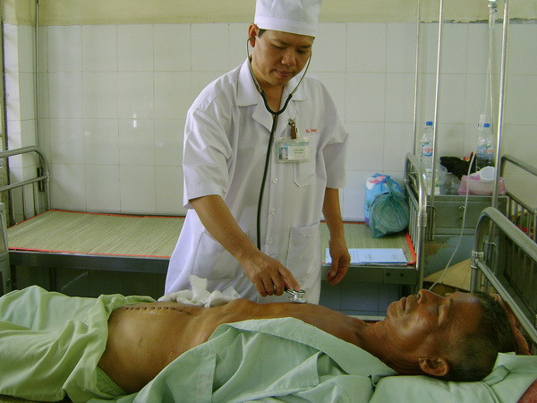 Cứu sống bệnh nhân bị ngọn tre đâm xuyên từ bụng sang lưng ảnh 1