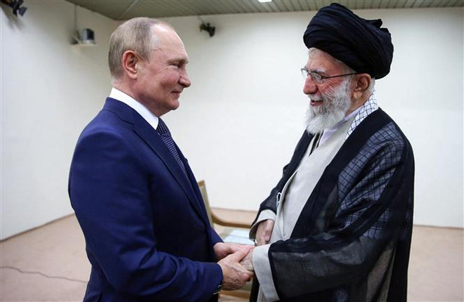 Lãnh đạo tối cao Iran Ali Khamenei (phải) và Tổng thống Nga Vladimir Putin trong cuộc gặp ở Tehran, Iran, ngày 19/7/2022. (Ảnh: AFP/TTXVN) Tổng thống Nga Putin thăm Iran: Thông điệp rõ ràng gửi tới phương Tây ảnh 1
