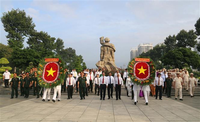 Đoàn đại biểu dâng hoa, dâng hương tưởng niệm các Anh hùng liệt sỹ tại Nghĩa trang Liệt sỹ Thành phố Hồ Chí Minh. (Ảnh: Thanh Vũ/TTXVN) Các hoạt động thiết thực tri ân thương binh-liệt sỹ và người có công ảnh 1