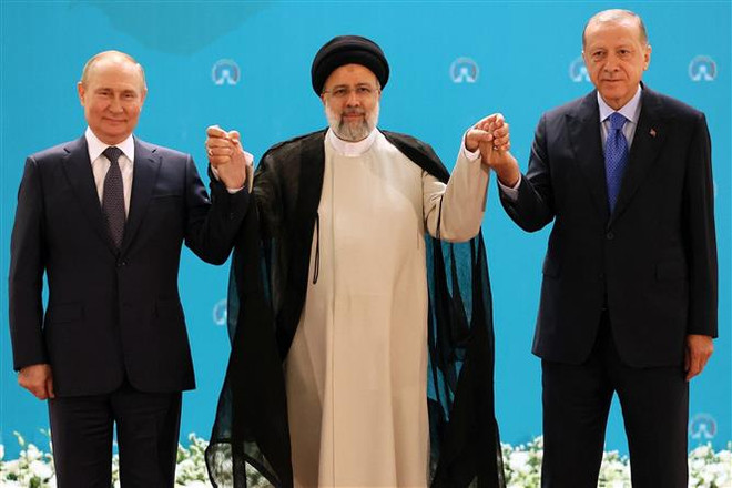 Tổng thống Nga Vladimir Putin, Tổng thống Iran Ebrahim Raisi và Tổng thống Thổ Nhĩ Kỳ Recep Tayyip Erdogan tại hội nghị thượng đỉnh ba bên ở Tehran, ngày 19/7/2022. (Ảnh: AFP/TTXVN) Tổng thống Nga Putin thăm Iran: Thông điệp rõ ràng gửi tới phương Tây ảnh 2