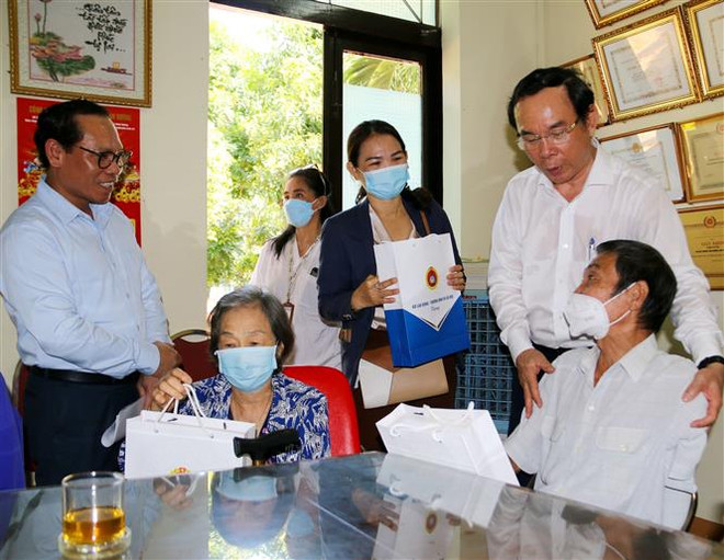 Bí thư thành ủy Thành phố Hồ Chí Minh Nguyễn Văn Nên thăm hỏi, tặng quà người có công, thương bệnh binh tại Trung tâm dưỡng lão Thị Nghè, Thành phố Hồ Chí Minh. (Ảnh: Thanh Vũ/TTXVN) Các hoạt động thiết thực tri ân thương binh-liệt sỹ và người có công ảnh 2