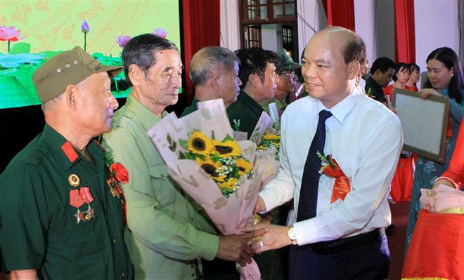 Tặng Bằng khen của Chủ tịch UBND tỉnh Thái Bình cho các tập thể, và cá nhân là người có công, thân nhân người có công tiêu biểu trên địa bàn tỉnh Thái Bình. (Ảnh: Thế Duyệt/TTXVN) Các hoạt động thiết thực tri ân thương binh-liệt sỹ và người có công ảnh 4